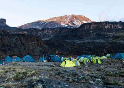 Vi bor i tält under vår vandring mot Kilimanjaro