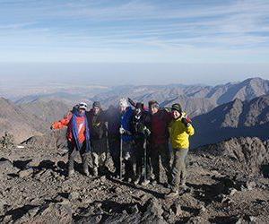 Gruppbild efter en bestigning av Jbel Toubkal i Atlasbergen med Swett