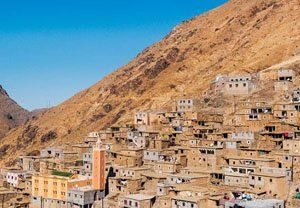 Den marockanska bergstaden Imlil i Atlasbergen