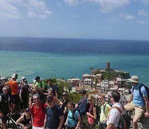 Gruppbild vid kusten i Cinque Terre
