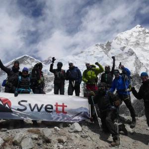 Vid Everest Base Camp med världens högsta berg bakom