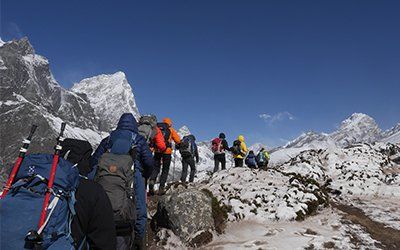 Vandring på hög höjd i Himalaya mot Everest Base Camp