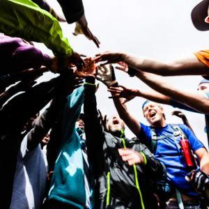 Vi stöttar varandra och peppar hela vägen till toppen av Kilimanjaro