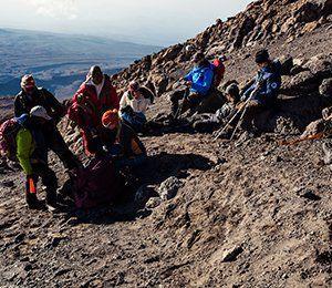 Laddar på med ny energi inför sista biten upp till toppen av Kilimanjaro