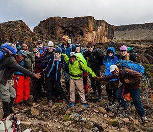 I ett tätt samarbete med den lokala befolkningen vandrar vi mot Kilimanjaro