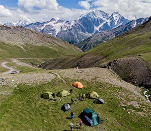 Tältläger med utsikt mot Elbrus - resans mål