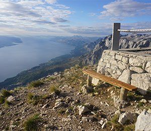 En bänk att vila sig på uppe på Sveti Jure i Kroatien