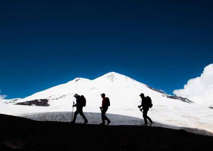 Vandrar på avskild rutt mot toppen av Elbrus